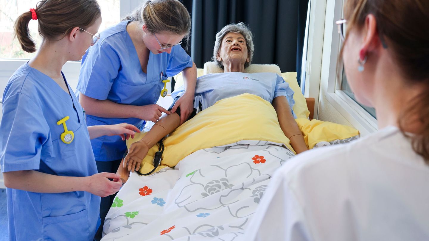 In realitätsnahen Simulationen trainieren Studierende komplexe Versorgungssituationen. Foto: Frank Molter/dpa