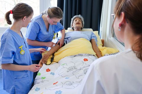 In realitätsnahen Simulationen trainieren Studierende komplexe Versorgungssituationen. Foto: Frank Molter/dpa