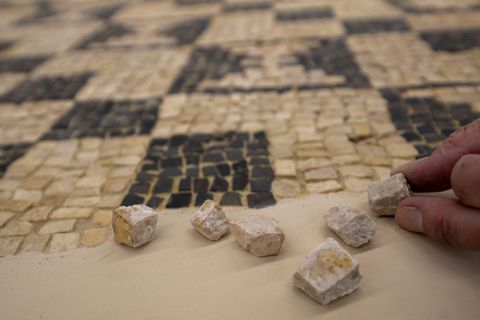 Das römische Mosaik wurde in den 1980er Jahren bei einer Grabung in Augsburg entdeckt. Foto: Stefan Puchner/dpa