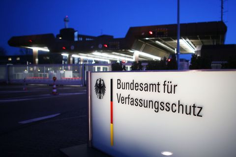 Eine Berlinerin wurde vom Bundesamt für Verfassungsschutz mit einer Rechtsextremistin verwechselt und verlor daraufhin ihren Job