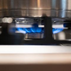 Nach dem Preissprung an den Energiemärkten bleibt unklar, ob Haushalte bald mehr für Strom und Gas zahlen müssen. (Symbolbild) F