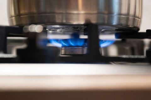 Nach dem Preissprung an den Energiemärkten bleibt unklar, ob Haushalte bald mehr für Strom und Gas zahlen müssen. (Symbolbild) F