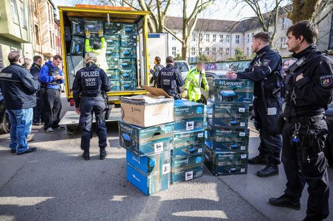 Mutmaßlich Diebesgut: Die Kartons mit Poolrobotern waren im Keller eines Duisburger Hauses sichergestellt worden. Foto: Christop