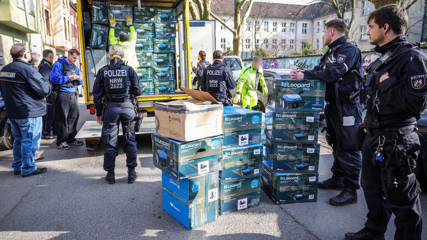 Mutmaßlich Diebesgut: Die Kartons mit Poolrobotern waren im Keller eines Duisburger Hauses sichergestellt worden. Foto: Christop