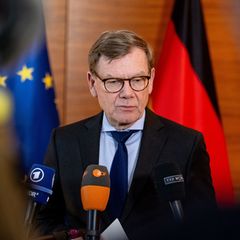 Außenminister Johann Wadephul (CDU) äußert sich am Rande eines Besuches in der polnischen Hauptstadt Warschau auch über die Rück