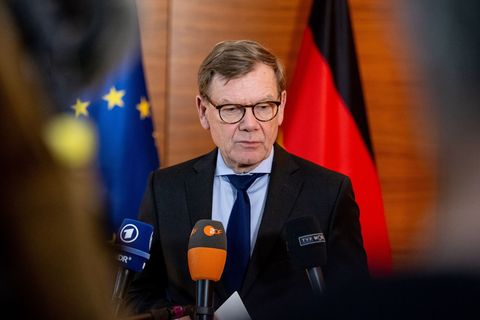 Außenminister Johann Wadephul (CDU) äußert sich am Rande eines Besuches in der polnischen Hauptstadt Warschau auch über die Rück