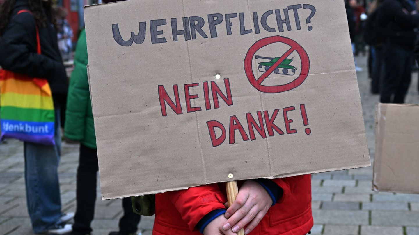 In mehreren Städten sind Demonstrationen von Schülerinnen und Schülern gegen einen neuen Wehrdienst geplant. (Archivbild) Foto: