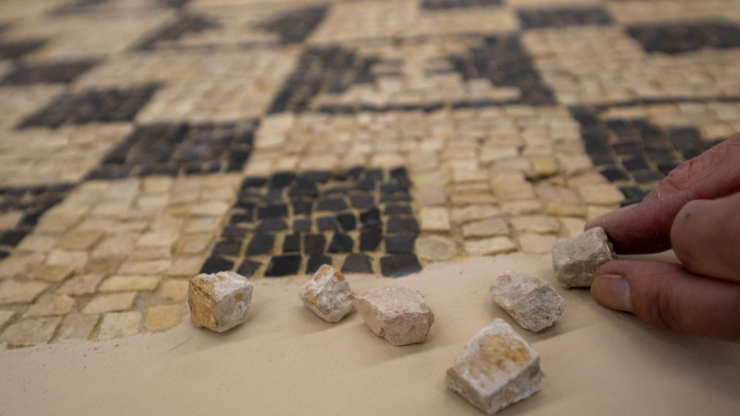 Das römische Mosaik wurde in den 1980er Jahren bei einer Grabung in Augsburg entdeckt. Foto: Stefan Puchner/dpa