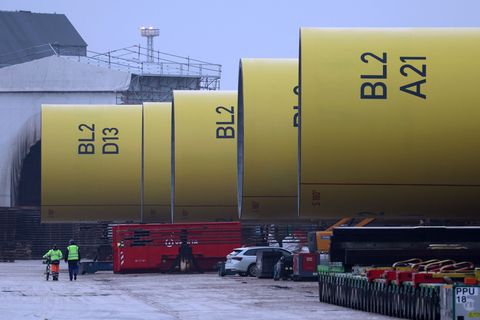 Die Gründungspfähle für Offshore-Windturbinen - sogenannte Monopiles - der Firma EEW SPD werden immer größer. Foto: Bernd Wüstne