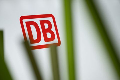 Eine Bahnbrücke über einer Straße ist von einem Lastwagen oder anderem großen Fahrzeug von unten touchiert worden. (Symbolbild)