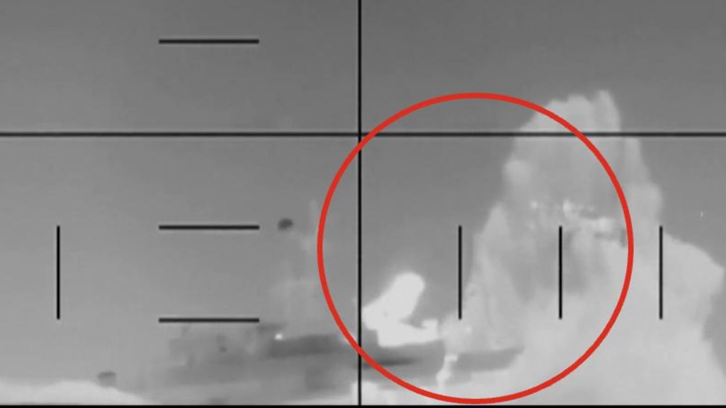 Pentagon shows submarine attack on Iranian frigate 