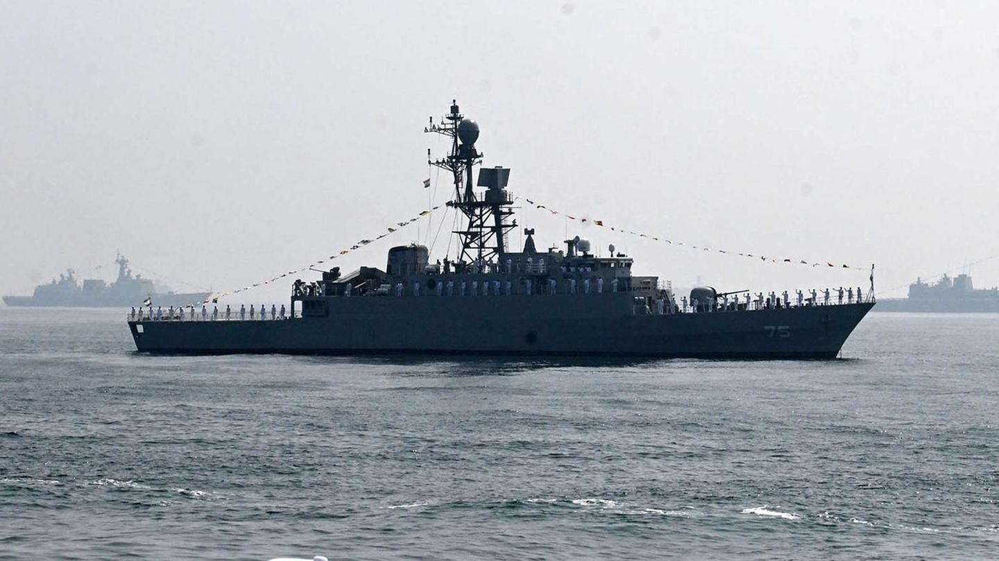 Die iranische Fregatte "Iris Dena" im Februar 2026 bei einem internationalen Manöver im Golf von Bengalen