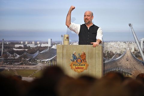 Der neue Fastenprediger Stephan Zinner liest der Polit-Prominenz die Leviten. Foto: Peter Kneffel/dpa