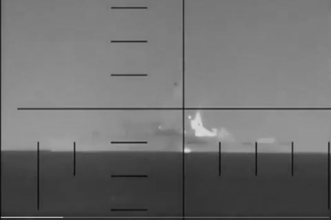 Die Video-Aufzeichnung zeigt den Moment des Torpedo-Einschlags in der iranischen Fregatte