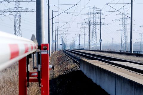 Blick auf die Bahnstrecke Leipzig-Erfurt im Schkopauer Ortsteil Dörstewitz. Foto: Sebastian Willnow/dpa
