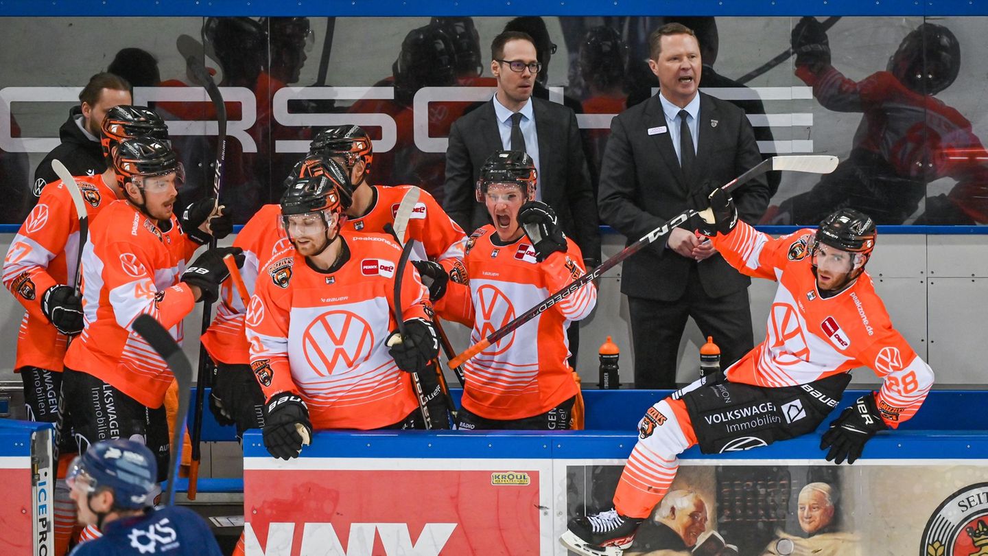 Der neue und der alte Trainer der Grizzlys Wolfsburg: Tyler Haskins (l) und Mike Stewart in gemeinsamen Zeiten hinter der Bande.