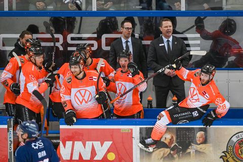 Der neue und der alte Trainer der Grizzlys Wolfsburg: Tyler Haskins (l) und Mike Stewart in gemeinsamen Zeiten hinter der Bande.