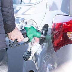 Die Bundesregierung will prüfen, ob die hohen Preise an der Tankstelle gerechtfertigt sind. Foto: Sebastian Kahnert/dpa