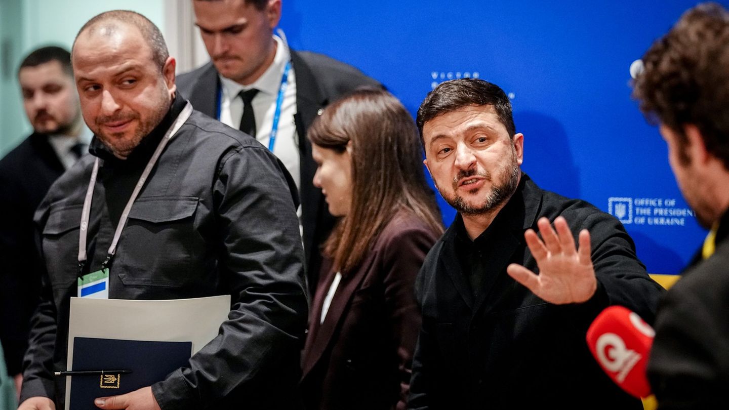 Der ukrainische Präsident Wolodymyr Selenskyj erklärt, dass die Friedensgespräche mit Russland unter US-Vermittlung wegen des Ir