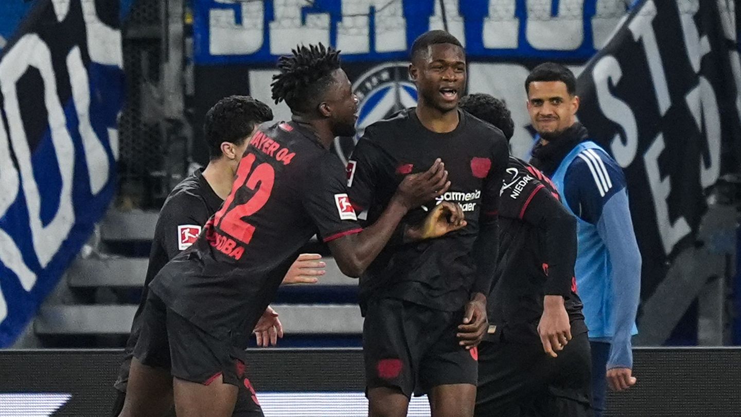 Leverkusens Torschütze Christian Kofane wird nach seinem Tor zum 1:0 gefeiert. Foto: Marcus Brandt/dpa