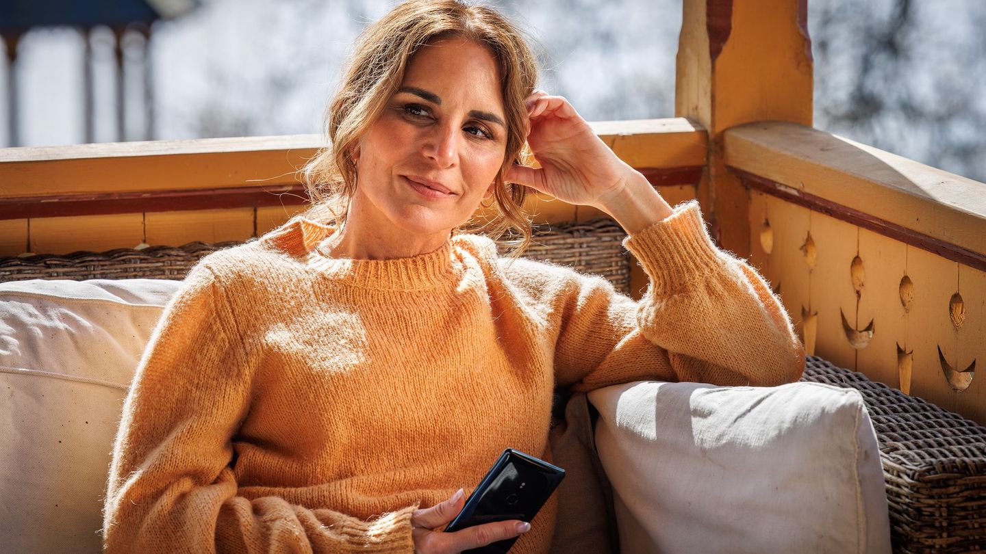 Eigentlich kennt man Nora (Alexandra Rapaport) stets mit einem Glas Rosé entspannen. In der ersten neuen Folge wird diese Angewohnheit selbstironisch thematisiert.
