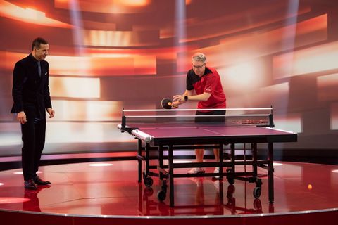 Moderator Kai Pflaume (links) staunt, wie gut Frank Thelen Tischtennis spielen kann.