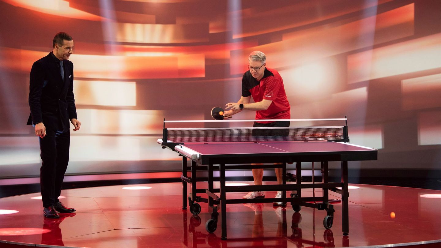 Moderator Kai Pflaume (links) staunt, wie gut Frank Thelen Tischtennis spielen kann.