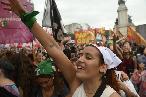 Frauen protestieren für Gleichberechtigung – auch junge Frauen der Gen-Z