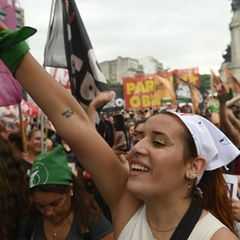 Frauen protestieren für Gleichberechtigung – auch junge Frauen der Gen-Z