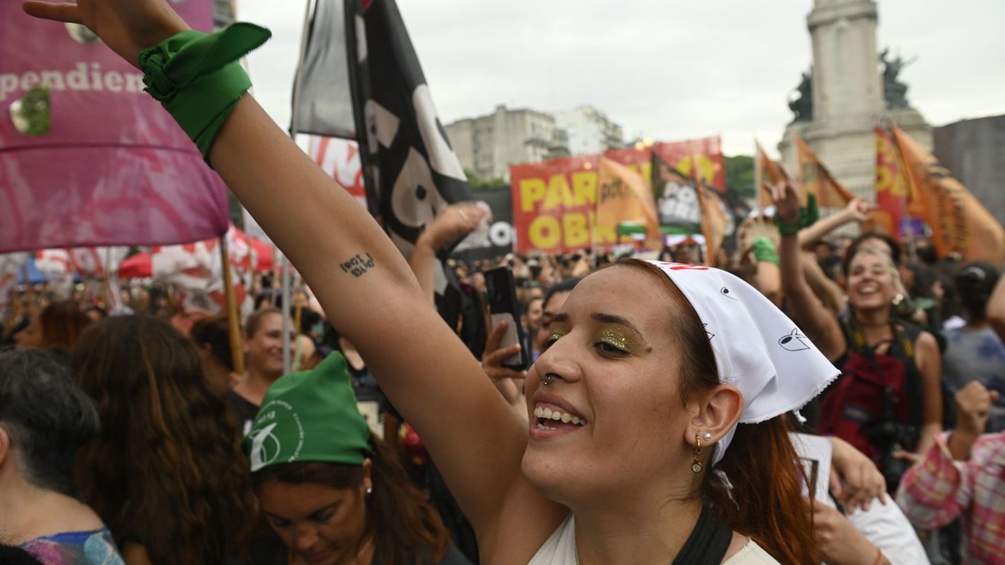 Umfrage in 29 Ländern: Generationen-Umfrage: Gen-Z hat rückständigstes Rollendenken