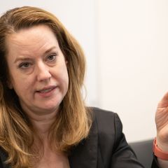 Amy Pope, Chefin der UN-Organisation für Migration, rät wegen des Iran-Kriegs zur Notfallplanung. Foto: Markus Lenhardt/dpa