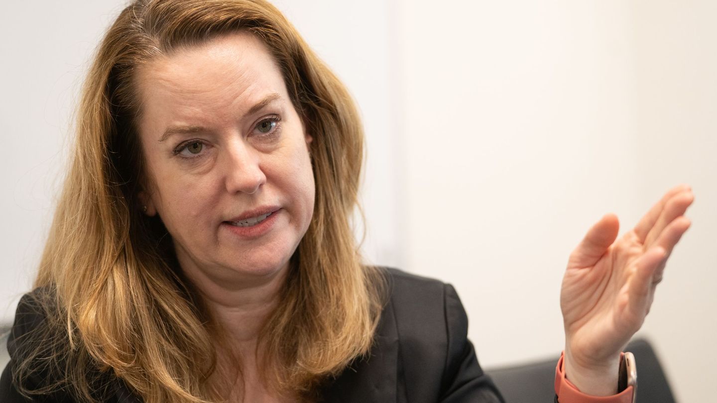 Amy Pope, Chefin der UN-Organisation für Migration, rät wegen des Iran-Kriegs zur Notfallplanung. Foto: Markus Lenhardt/dpa