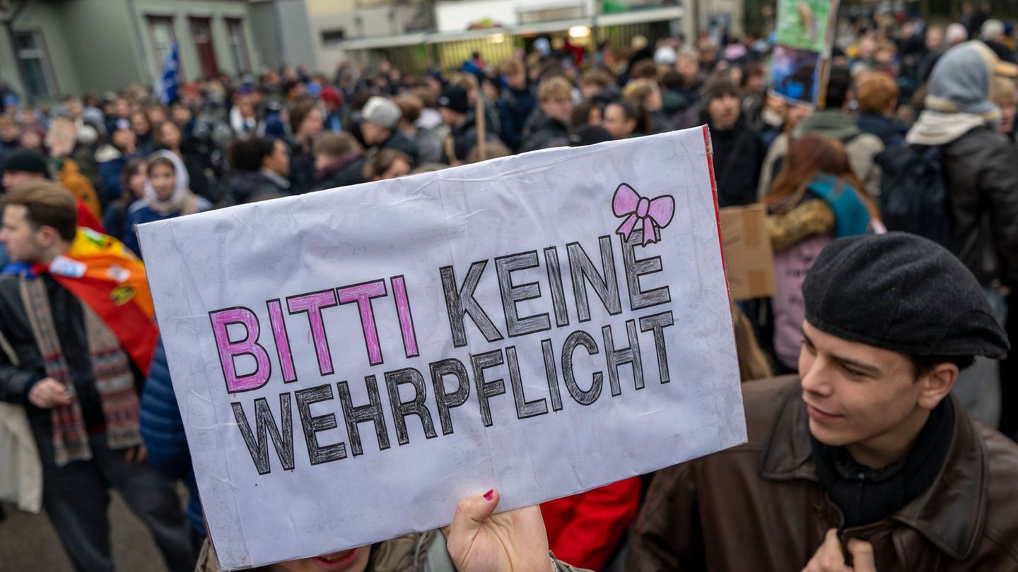 Bereits im Dezember hatten junge Menschen gegen den neuen Wehrdienst demonstriert. (Archivbild) Foto: Peter Kneffel/dpa