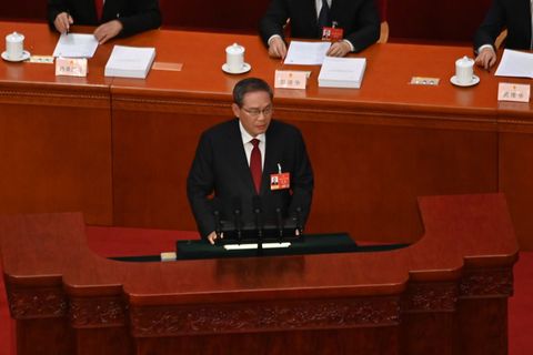 Chinas Ministerpräsident Li Qiang verliest den Arbeitsbericht der Regierung. Das Wachstumsziel ist so niedrig wie seit 1991 nich
