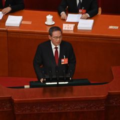 Chinas Ministerpräsident Li Qiang verliest den Arbeitsbericht der Regierung. Das Wachstumsziel ist so niedrig wie seit 1991 nich