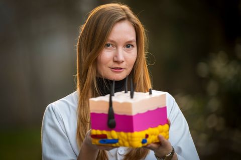 Haut ist ihr Metier. Foto: Peter Kneffel/dpa