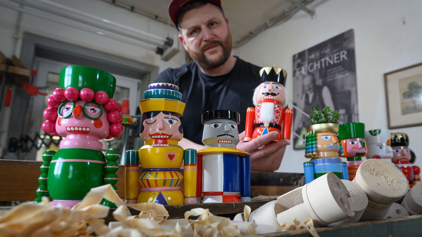 Erzgebirgisches Kunsthandwerk: Nussknacker als Teamplayer: neues Design für Traditionsfigur