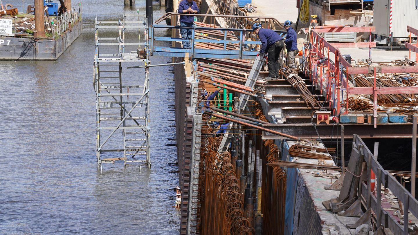 Die Sanierung der 43 Kilometer langen Kaimauern in Hamburg ist laut Finanzsenator Dressel eine Jahrhundertaufgabe. (Archivbild)