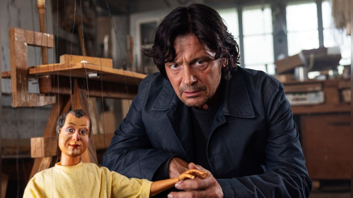 "Der Salzburg-Krimi: Am seidenen Faden": Kriminalpsychologe Thomas Meiberger (Fritz Karl) mit einer Marionette