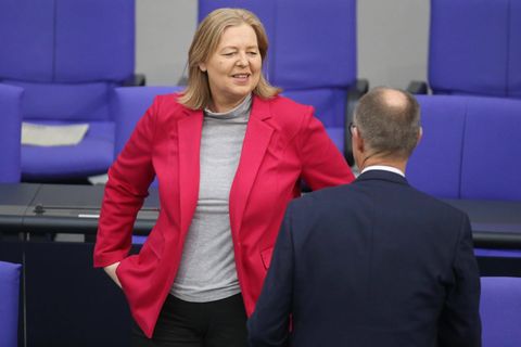 Bärbel Bas und Friedrich Merz Ende Februar im Bundestag – am Donnerstag schaffen sie das Bürgergeld an