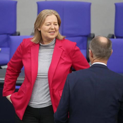 Bärbel Bas und Friedrich Merz Ende Februar im Bundestag – am Donnerstag schaffen sie das Bürgergeld an