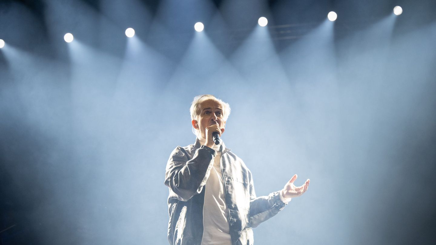 Jan Böhmermann will 2027 wieder in mehreren deutschen Städten auf der Bühne stehen. (Archivfoto) Foto: Boris Roessler/dpa