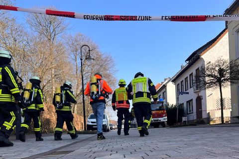 Einsatzkräfte in der Nähe des Kurgastzentrums von Horn-Bad Meinberg