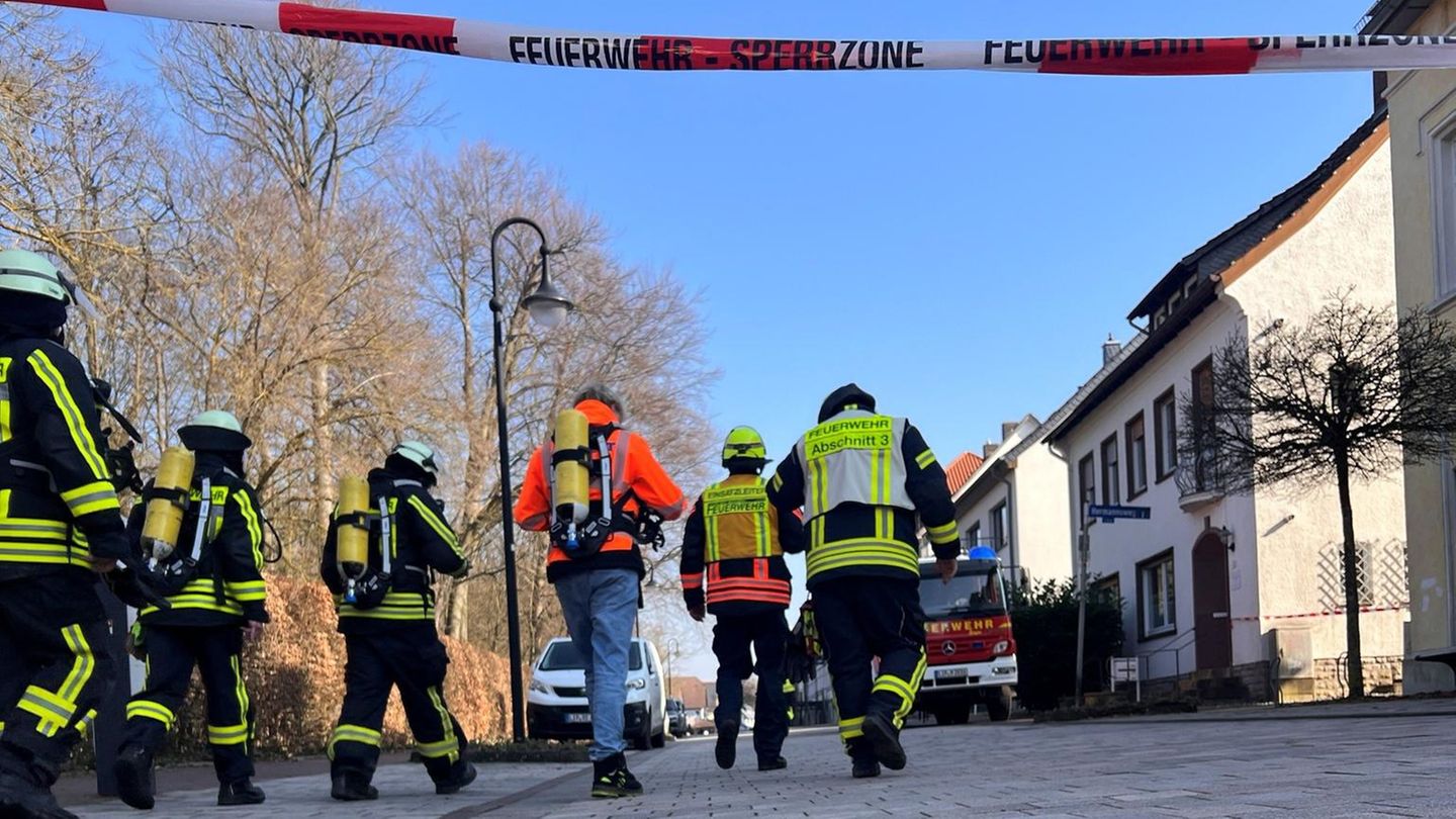 Einsatzkräfte in der Nähe des Kurgastzentrums von Horn-Bad Meinberg