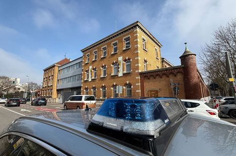 Die Polizei ermittelt zu den Hintergründen des Brandes. Foto: Nico Pointner/dpa