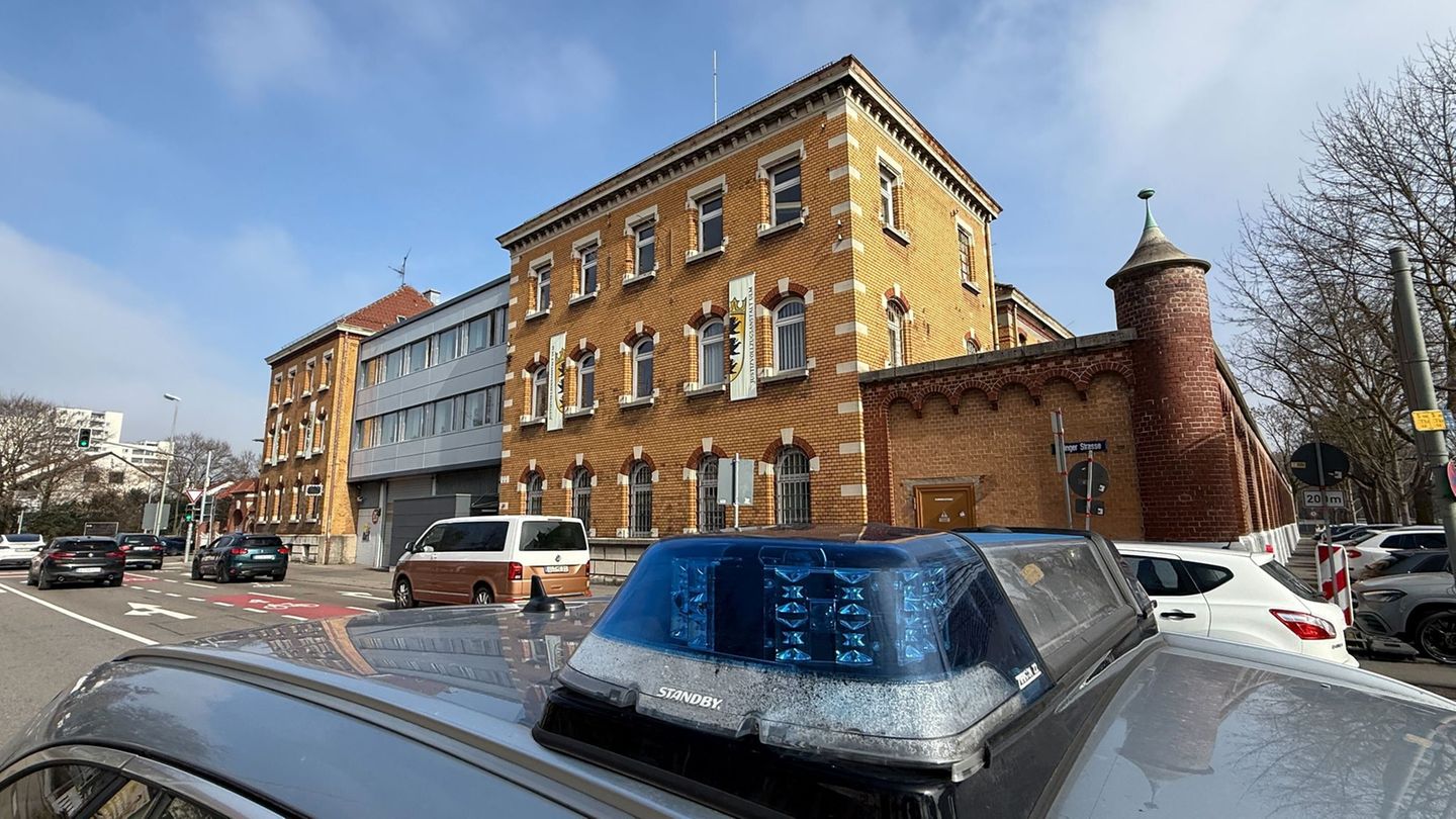 Die Polizei ermittelt zu den Hintergründen des Brandes. Foto: Nico Pointner/dpa