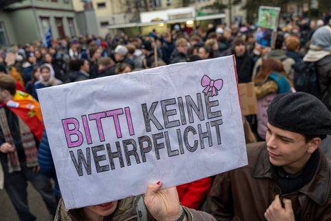 Erneut soll es von vielen Städten Schulstreiks gegen den neuen Wehrdienst geben. (Archivbild) Foto: Peter Kneffel/dpa
