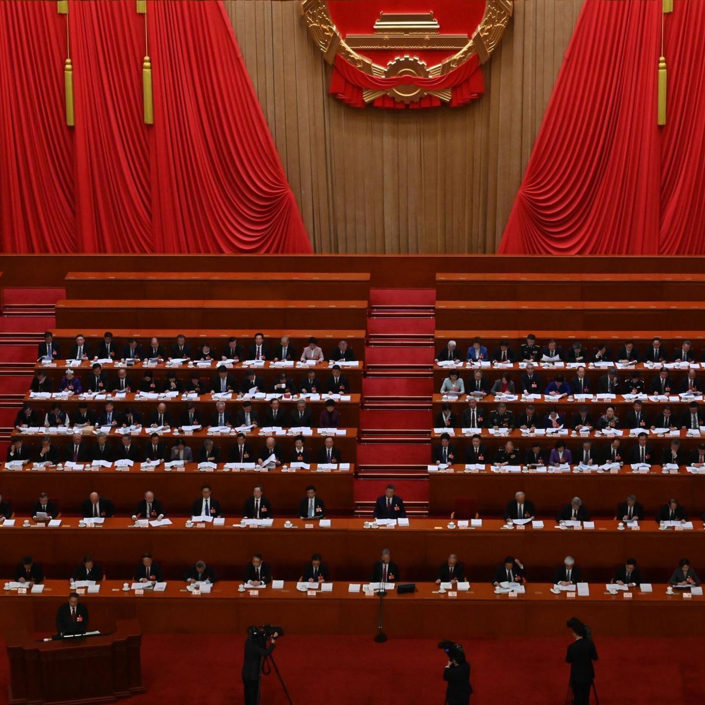 Peking, China. Ein pompöser Anblick: Abgeordnete sitzen während der Eröffnungsfeier des Nationalen Volkskongresses in der Großen Halle des Volkes. Chinas Regierung hat den Ton gegenüber der von Peking beanspruchten demokratischen Inselrepublik Taiwan verschärft. Die Volksrepublik werde „separatistische Kräfte entschieden bekämpfen“ und sich äußerer Einmischung widersetzen.