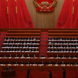 Peking, China. Ein pompöser Anblick: Abgeordnete sitzen während der Eröffnungsfeier des Nationalen Volkskongresses in der Großen Halle des Volkes. Chinas Regierung hat den Ton gegenüber der von Peking beanspruchten demokratischen Inselrepublik Taiwan verschärft. Die Volksrepublik werde „separatistische Kräfte entschieden bekämpfen“ und sich äußerer Einmischung widersetzen.