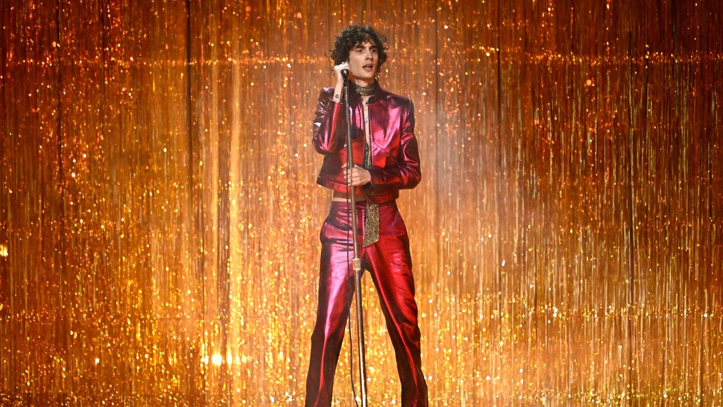 Sombr wurde über Social Media bekannt. Das Bild zeigt ihn bei seinem Auftritt bei den Brit Awards vor wenigen Tagen